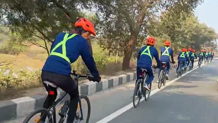 Maharashtra NCC cycling expedition team receives warm welcome at Gwalior varsity