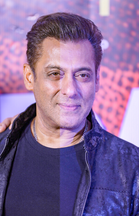 Salman Khan tears up at the funeral of his close friend